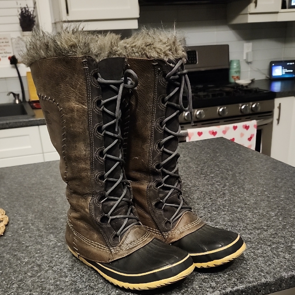Sorel Dark Brown and Black Winter Boots